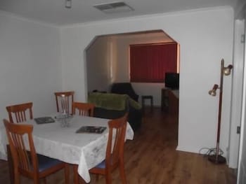 Aly's Cottage - Accommodation Burleigh 1