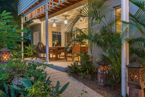 Aaman & Cinta Luxury Villas - Accommodation Burleigh 3