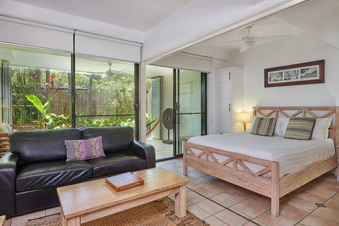 Julians Apartments - Accommodation Burleigh 4