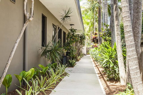 Julians Apartments - Accommodation Burleigh 2