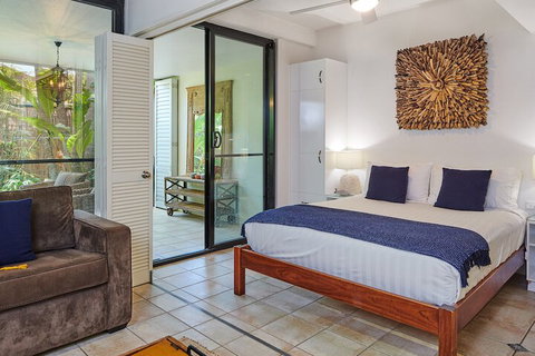 Julians Apartments - Accommodation Burleigh 7