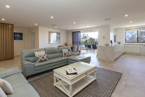 Bay Royal Apartments - Accommodation Burleigh 6
