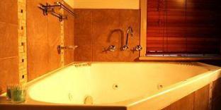 The Keepers Cottages - Accommodation Burleigh 3