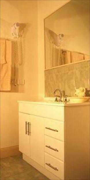 The Keepers Cottages - Accommodation Burleigh 4