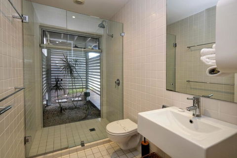 BEACH BAY BEE PET FRIENDLY - Accommodation Burleigh 5