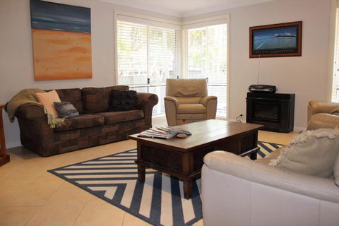 FRANGIPANI BEACH HOUSE PET FRIENDLY 22 Belbourie Cres Boomerang Beach - Accommodation Burleigh 4