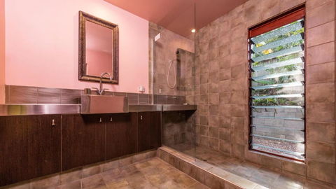 CELADON Holiday House - Accommodation Burleigh 2
