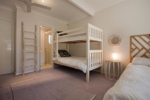 Kirbys Berrara Beach House - Accommodation Burleigh 2