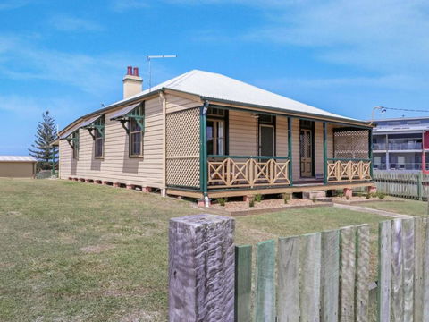 Yamba Pilot Cottage 2 Pets Welcome Close To Beach - Accommodation Burleigh 5