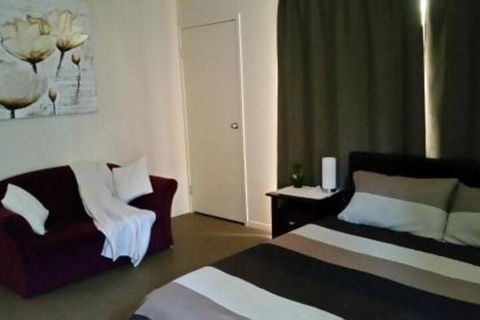 Lawson Retreat - Accommodation Burleigh 2