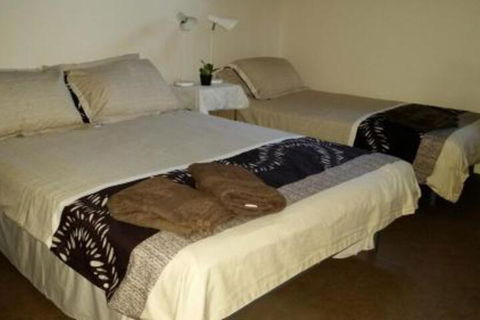Lawson Retreat - Accommodation Burleigh 5