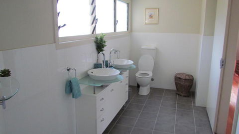 Lake Russell Lakeside Retreat - Accommodation Burleigh 5