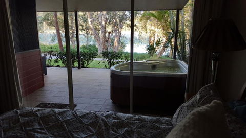 Lake Russell Lakeside Retreat - Accommodation Burleigh 1