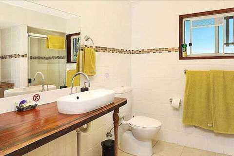 Avocado Grove B & B - Accommodation Burleigh 7