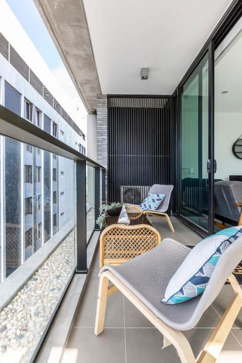 LIGHT AIRY SPACIOUS QUEENS ROAD APARTMENT - Accommodation Burleigh 4