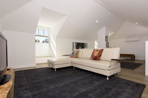 Myrtle Tree Lodge Leaves Kangaroo Valley - Accommodation Burleigh 2