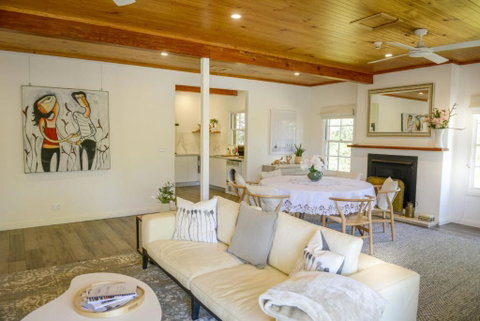 Myrtle Tree Lodge Flowers Kangaroo Valley - Accommodation Burleigh 1