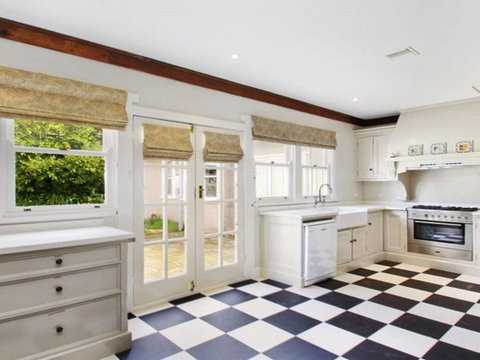Robin Hill Manor Rambling Retreat & Tennis Court - Accommodation Burleigh 6