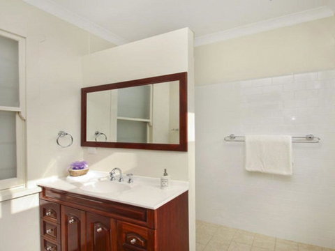 Robin Hill Manor Rambling Retreat & Tennis Court - Accommodation Burleigh 4