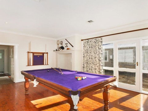 Robin Hill Manor Rambling Retreat & Tennis Court - Accommodation Burleigh 3