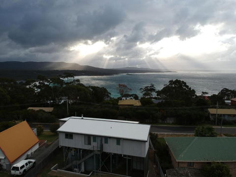 GRANITE BEACH HOUSE At Bay Of Fires - Accommodation Burleigh 1