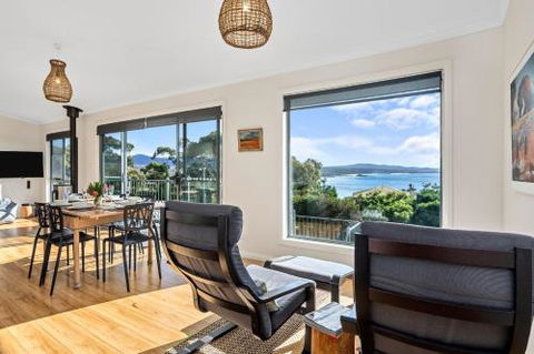 GRANITE BEACH HOUSE At Bay Of Fires - Accommodation Burleigh 5