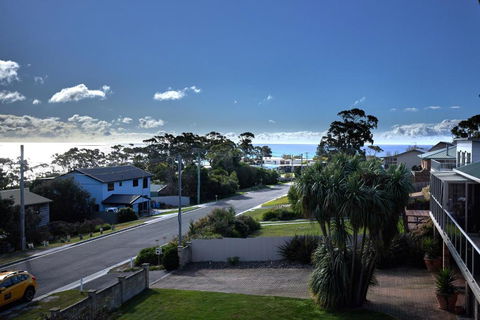 GRANITE BEACH HOUSE At Bay Of Fires - Accommodation Burleigh 2