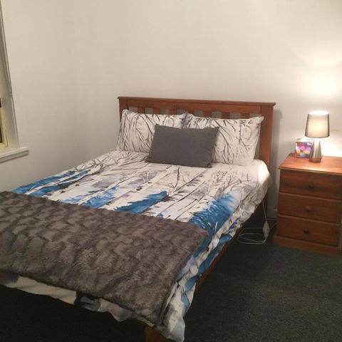At HOME On HOLMES - Accommodation Burleigh 1