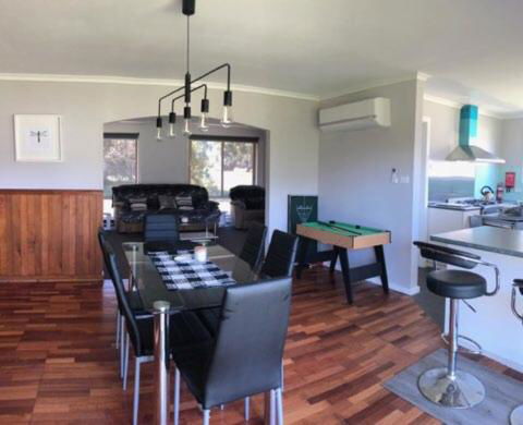 At HOME On HOLMES - Accommodation Burleigh 5