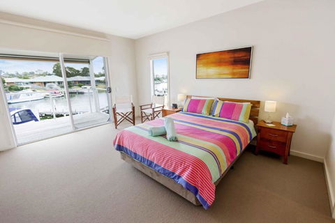 Beach 2 Waterfront Villa & Beach - Accommodation Burleigh 1