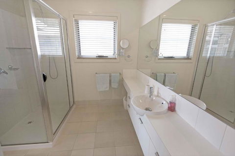 Beach 2 Waterfront Villa & Beach - Accommodation Burleigh 4