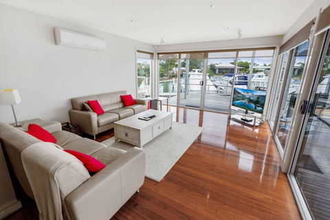 Beach 2 Waterfront Villa & Beach - Accommodation Burleigh 5