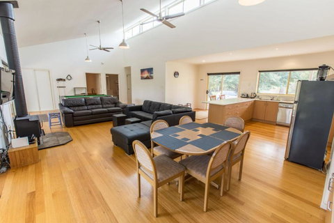 Acacia Lakehouse The Lake At Your Doorstep - Accommodation Burleigh 1