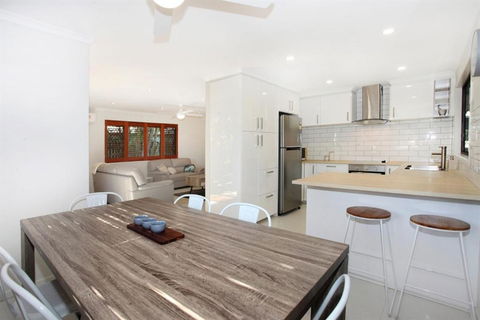 FABULOUS HOLIDAY HIDEAWAY COOLUM BEACH - Accommodation Burleigh 6