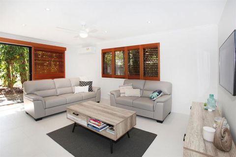 FABULOUS HOLIDAY HIDEAWAY COOLUM BEACH - Accommodation Burleigh 2