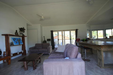 CASTAWAY BEACH HOUSE - Accommodation Burleigh 4