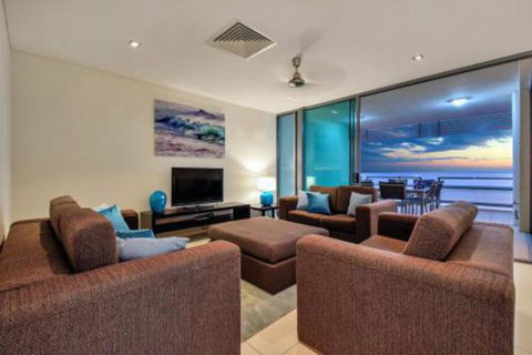 Oceana Darwin Central Oceanfront 3 Bedroom 2 Lounge Room Pool Gym Tennis Court Sleeps 9 - Accommodation Burleigh 2