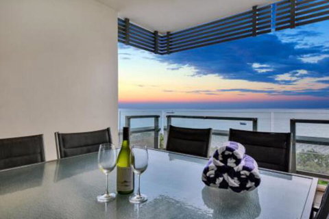 Oceana Darwin Central Oceanfront 3 Bedroom 2 Lounge Room Pool Gym Tennis Court Sleeps 9 - Accommodation Burleigh 0