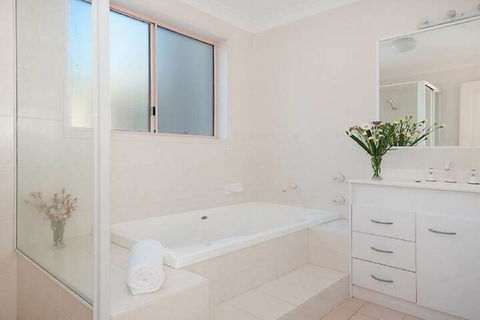 Pacific Rose Winter Holiday Special - Accommodation Burleigh 4