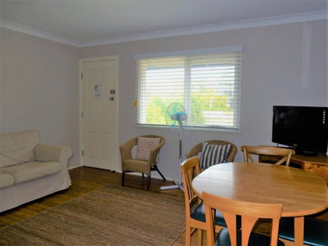 2 / 9 Donlan Rd Delightful Donlan - Accommodation Burleigh 6