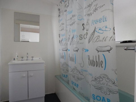2 / 9 Donlan Rd Delightful Donlan - Accommodation Burleigh 2