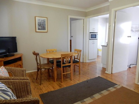 2 / 9 Donlan Rd Delightful Donlan - Accommodation Burleigh 4
