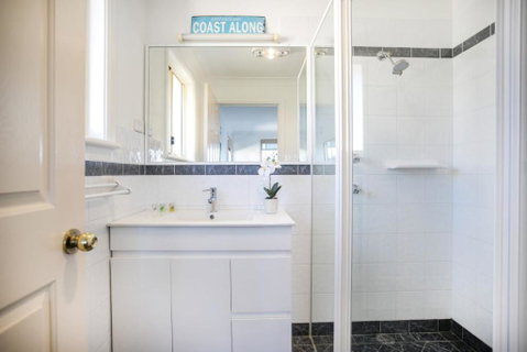 58 Seaview St. Summer Days - Accommodation Burleigh 2