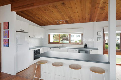 17 Dulling Street Beach House - Accommodation Burleigh 1