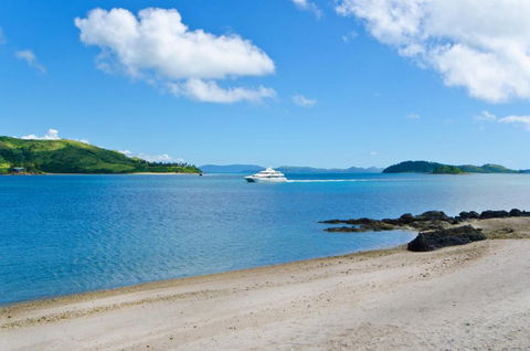Yacht Club Villa 33 Serenity 4 Bedroom 4 Bathroom House Ocean Views 2 Buggies - Accommodation Burleigh 5