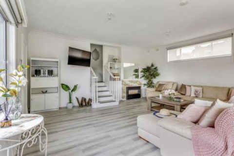 A Wave From It All - Accommodation Burleigh 7