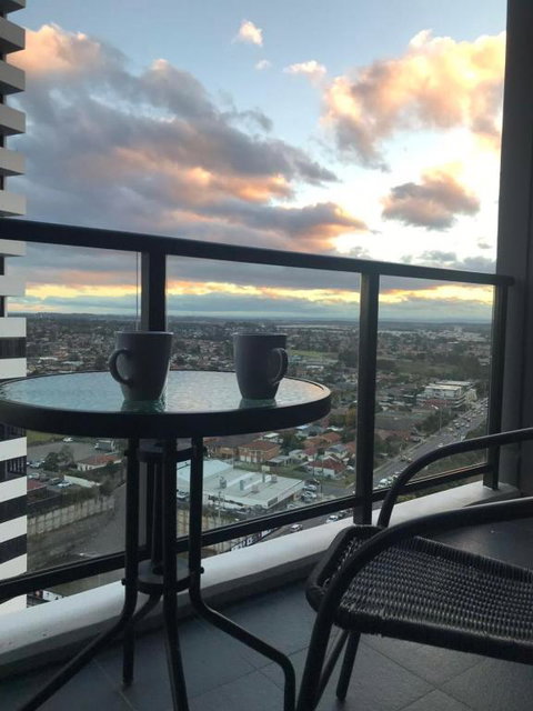 Elegant Design 2 Bed 2 Bath Apartment In Liverpool - Accommodation Burleigh 1