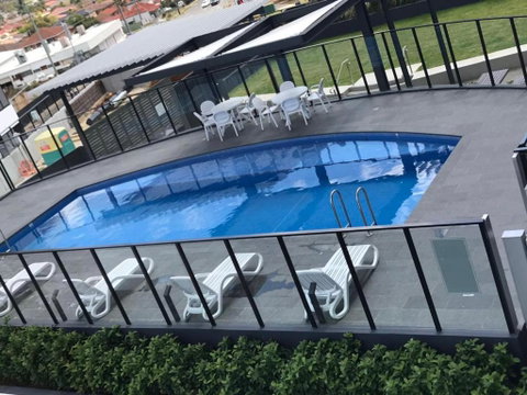 Elegant Design 2 Bed 2 Bath Apartment In Liverpool - Accommodation Burleigh 6