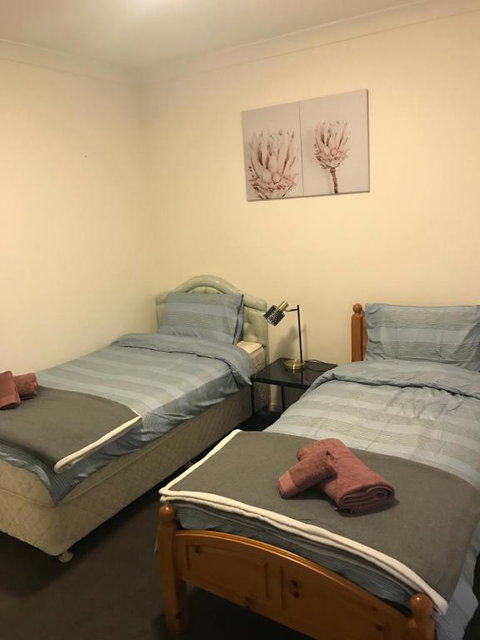 Elegant Design 2 Bed 2 Bath Apartment In Liverpool - Accommodation Burleigh 2
