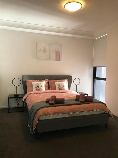 Elegant Design 2 Bed 2 Bath Apartment In Liverpool - Accommodation Burleigh 5
